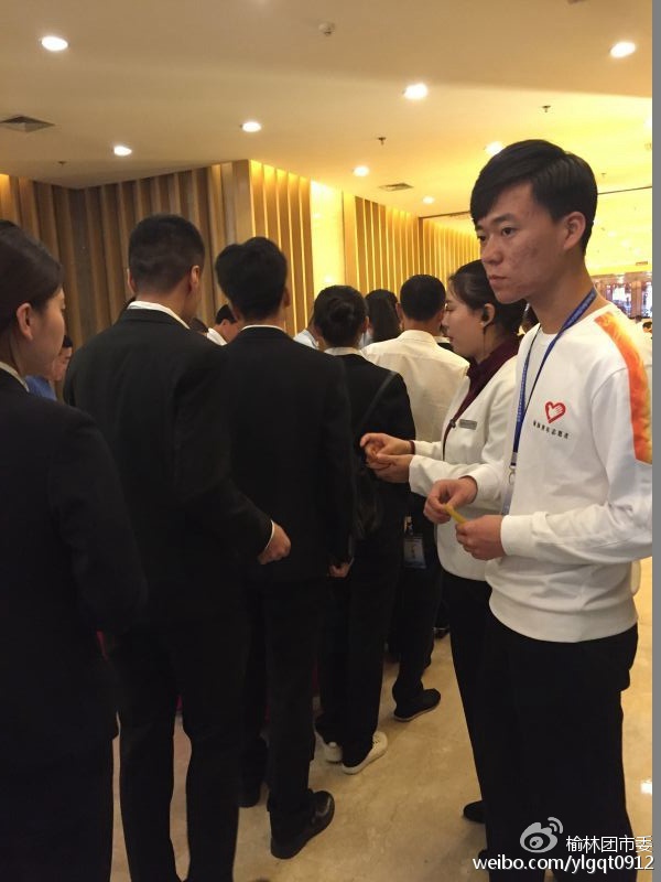 志愿者在会场提供引导服务
