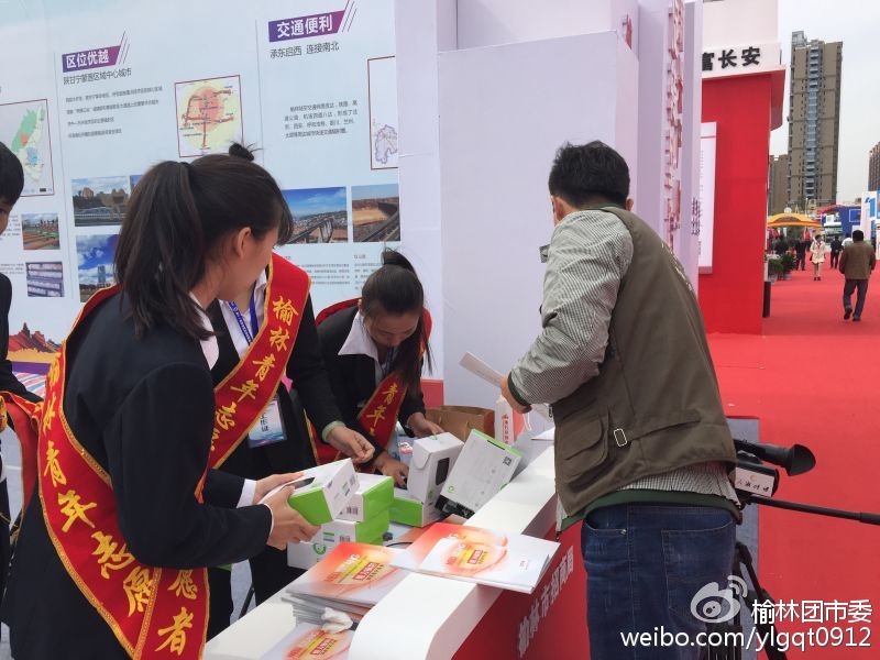 志愿者在展馆前台服务游客